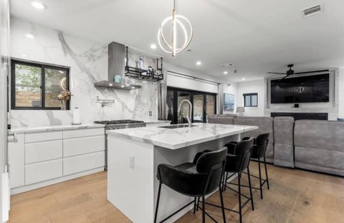 Holly House | Walkable! Huge Modern House - 9 real beds