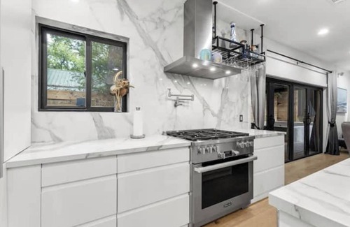 Holly House | Walkable! Huge Modern House - 9 real beds