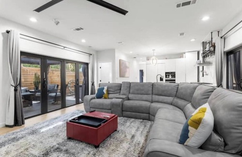 Holly House | Walkable! Huge Modern House - 9 real beds