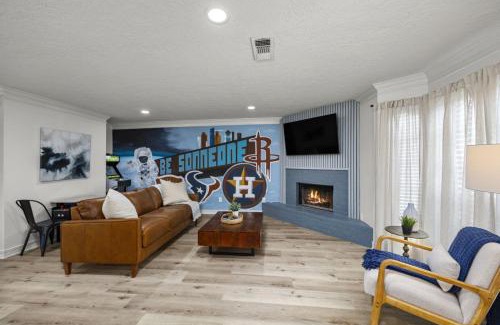 Montrose House | Walkable Montrose 2BR Houston Mural Sleeps 9