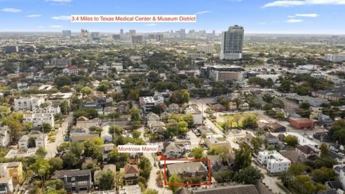 Montrose House | Walkable Montrose 2BR Houston Mural Sleeps 9