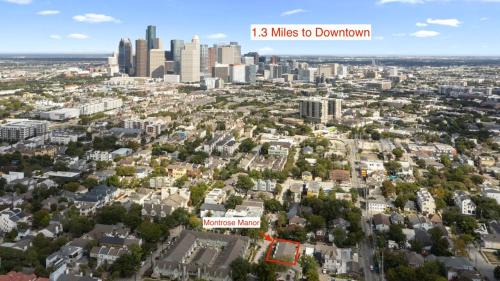 Montrose House | Walkable Montrose 2BR Houston Mural Sleeps 9