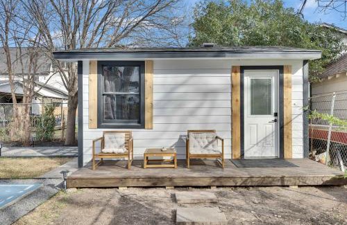 Govalle House | Walkable Private Guest House Studio with Pickleball Court