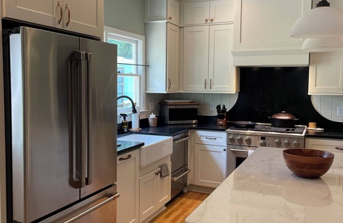 Athens House | Ideal Location Near Gameday and Five Points with Breakfast
