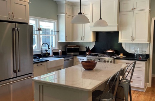 Athens House | Ideal Location Near Gameday and Five Points with Breakfast