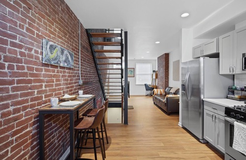 Pittsburgh House | Explore Pittsburgh: Steps from Trendy Neighborhoods & Free Parking