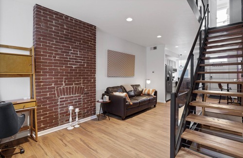 Pittsburgh House | Explore Pittsburgh: Steps from Trendy Neighborhoods & Free Parking