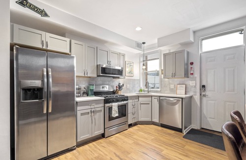 Pittsburgh House | Explore Pittsburgh: Steps from Trendy Neighborhoods & Free Parking