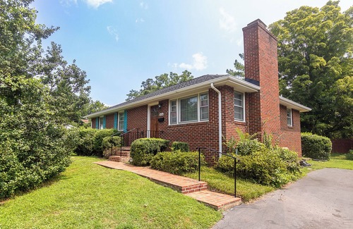 Fry's Spring House | Renovated Home Near UVA & Fontaine Park with Spa Amenities