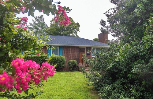 Fry's Spring House | Renovated Home Near UVA & Fontaine Park with Spa Amenities