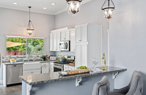 Santa Barbara House | Steps to State St & Beach: Oceanfront Retreat with Hot Tub
