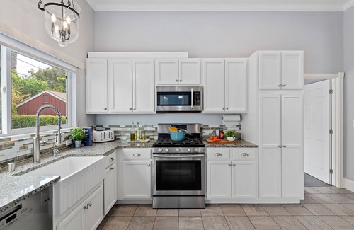Santa Barbara House | Steps to State St & Beach: Oceanfront Retreat with Hot Tub