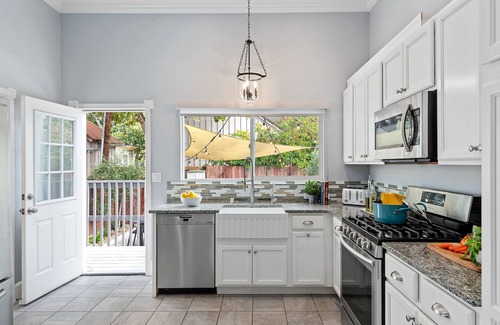 Santa Barbara House | Steps to State St & Beach: Oceanfront Retreat with Hot Tub