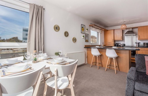 Kilmarnock Apartment | Cozy Walker Suite No52 with Kitchen & Breakfast Included