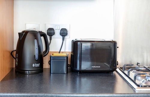 Kilmarnock Apartment | Cozy Walker Suite No52 with Kitchen & Breakfast Included
