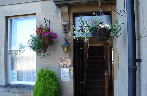 Combe Down House | Prime Location with Free WiFi, Pool & En Suite Comfort