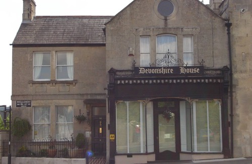 Combe Down House | Prime Location with Free WiFi, Pool & En Suite Comfort