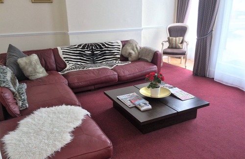 Combe Down House | Prime Location with Free WiFi, Pool & En Suite Comfort