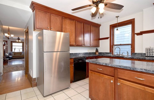Oak Park Apartment | Ideal Location with Ocean View & Spa Access