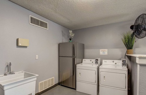 Manhattan Condo | Ideal Stay Near KSU Stadium with Pool & Breakfast