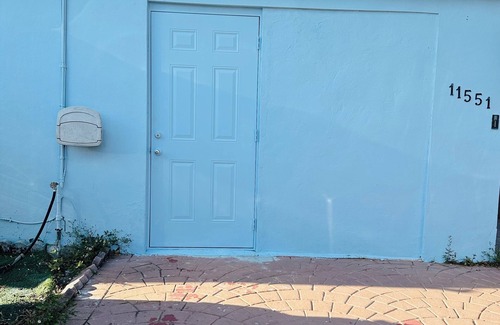 Ludlam Apartment | Walk to The Palms Town & Country Mall with Spa Amenities