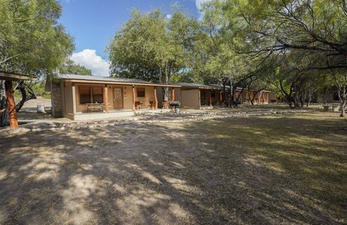 Sabinal Cabin | Easy Access to Frio River & Family-Friendly Amenities