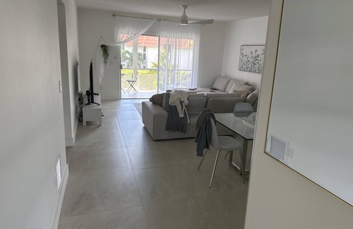 Boca Raton Condo | Convenient Walk to the Ocean with Pool Access