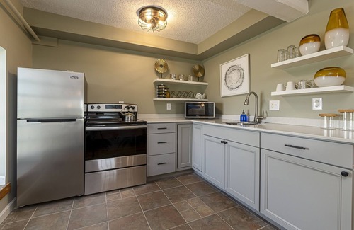Carbondale Apartment | Convenient Stay Near Campus with Pet-Friendly Amenities