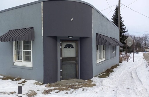 Houghton Lake Heights Cottage | Ideal Getaway Near Lake & Park with Pet-Friendly Amenities