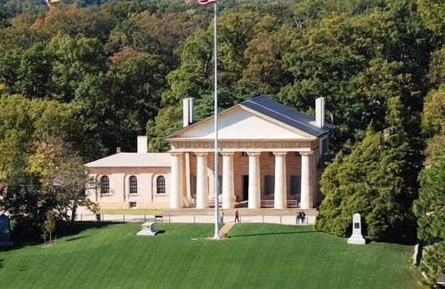 Rosslyn Apartment | Experience Lincoln Memorial: Hotel with Breakfast & Parking