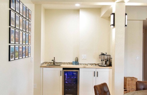 Brighton Apartment | Pet-Friendly Retreat with Water, Golf & Mountain Views