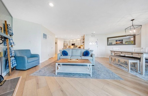 North Shore Condo | Waterfront Condo in Bernard's Landing with Amazing Amenities