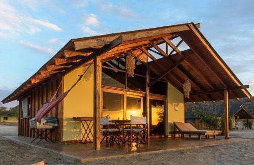Punta Sal House | Relax at Wallac Bungalows with Oceanfront Views & Pool