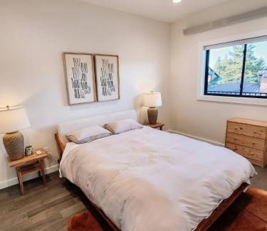Pinedale Apartment | Wallace BNB: 4-Star Getaway with Spa & Pet-Friendly Stays