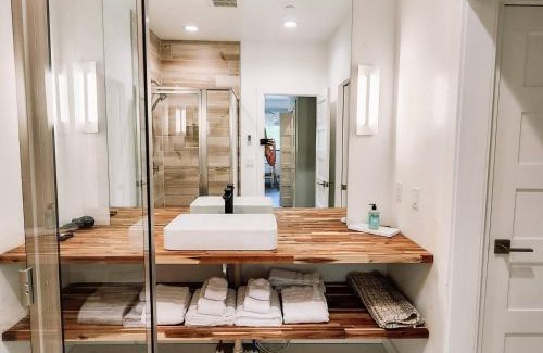Pinedale Apartment | Wallace BNB: 4-Star Getaway with Spa & Pet-Friendly Stays