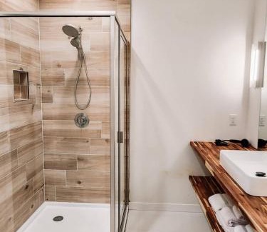 Pinedale Apartment | Wallace BNB: 4-Star Getaway with Spa & Pet-Friendly Stays