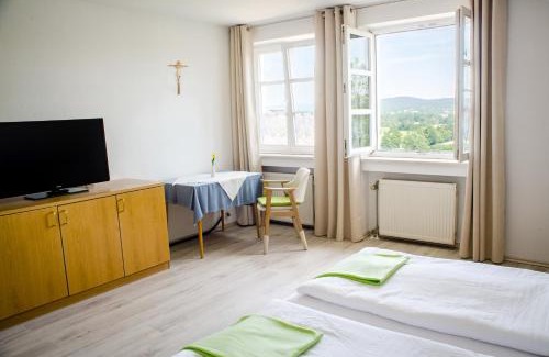 Roding Hotel | Discover Wallfahrts-Gaststätte Heilbrünnl: Family-Friendly Escape