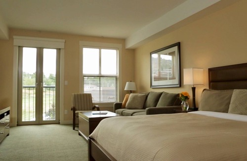 Okanagan-Similkameen Hotel | Relax at Walnut Beach Resort with Ocean Views & Pool Access
