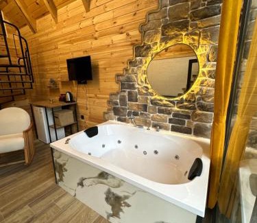 Cayirduzu Hotel | Walnut Bungalow: Pet-Friendly Retreat with Hot Tub Access