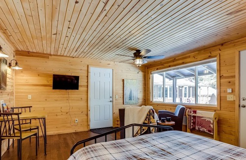 Lyons Cabin | Cozy Walnut Cabin with Fire Pit and Mountain Views