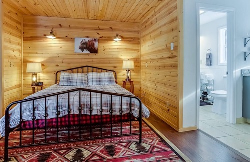 Lyons Cabin | Cozy Walnut Cabin with Fire Pit and Mountain Views
