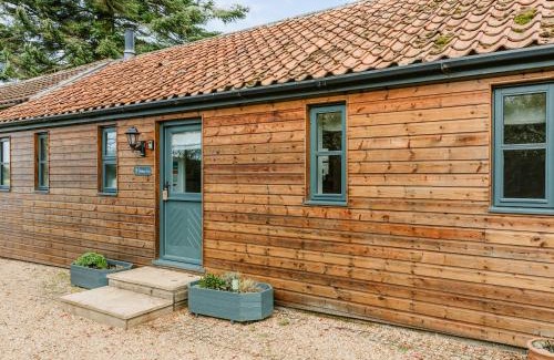 Pentney House | Welcoming Walnut Cottage - Family-Friendly Retreat Awaits