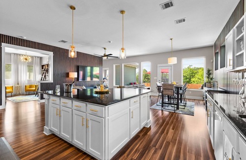 McNeil House | Inviting Walnut Creek Poolside Retreat - Steps from The Domain