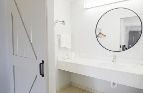 Roland Hotel | Welcoming Walnut Inn: Pet-Friendly & Family-Oriented Stay
