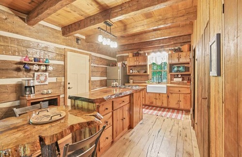 Glenford Cabin | Walnut Lodge Cabin Hideaway on 16 Secluded Acres