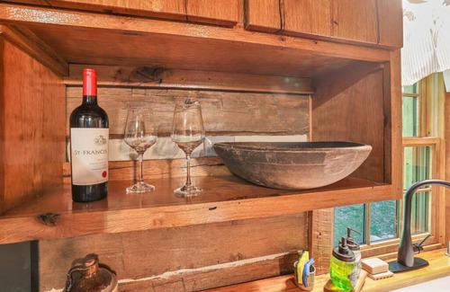 Glenford House | Walnut Lodge Cabin: Your Private Oasis Awaits
