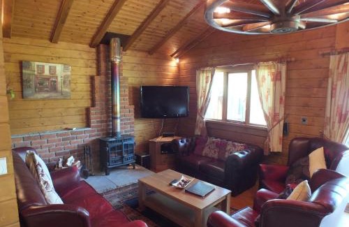 Swanage House | Unforgettable Walnut Log Cabin with Ocean Views & Hot Tub