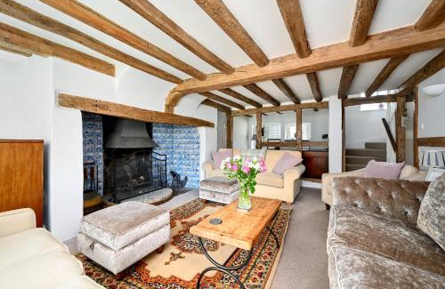 Littlehampton House | Walnut Tree House: A 4-Star Family-Friendly Retreat