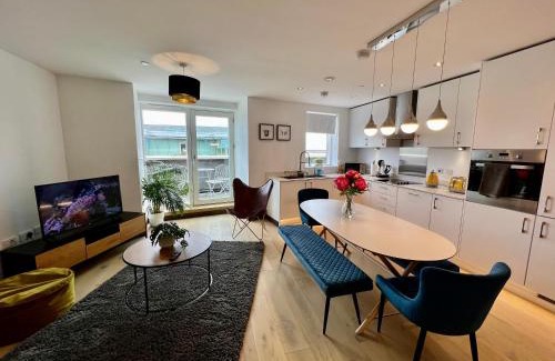 Cambridge Apartment | Welcoming Walnut Tree Apartment with Roof Terrace Escape