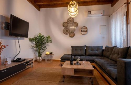 Archanes Villa | Welcoming Walnut Tree Villa: Ideal for Families and Pets